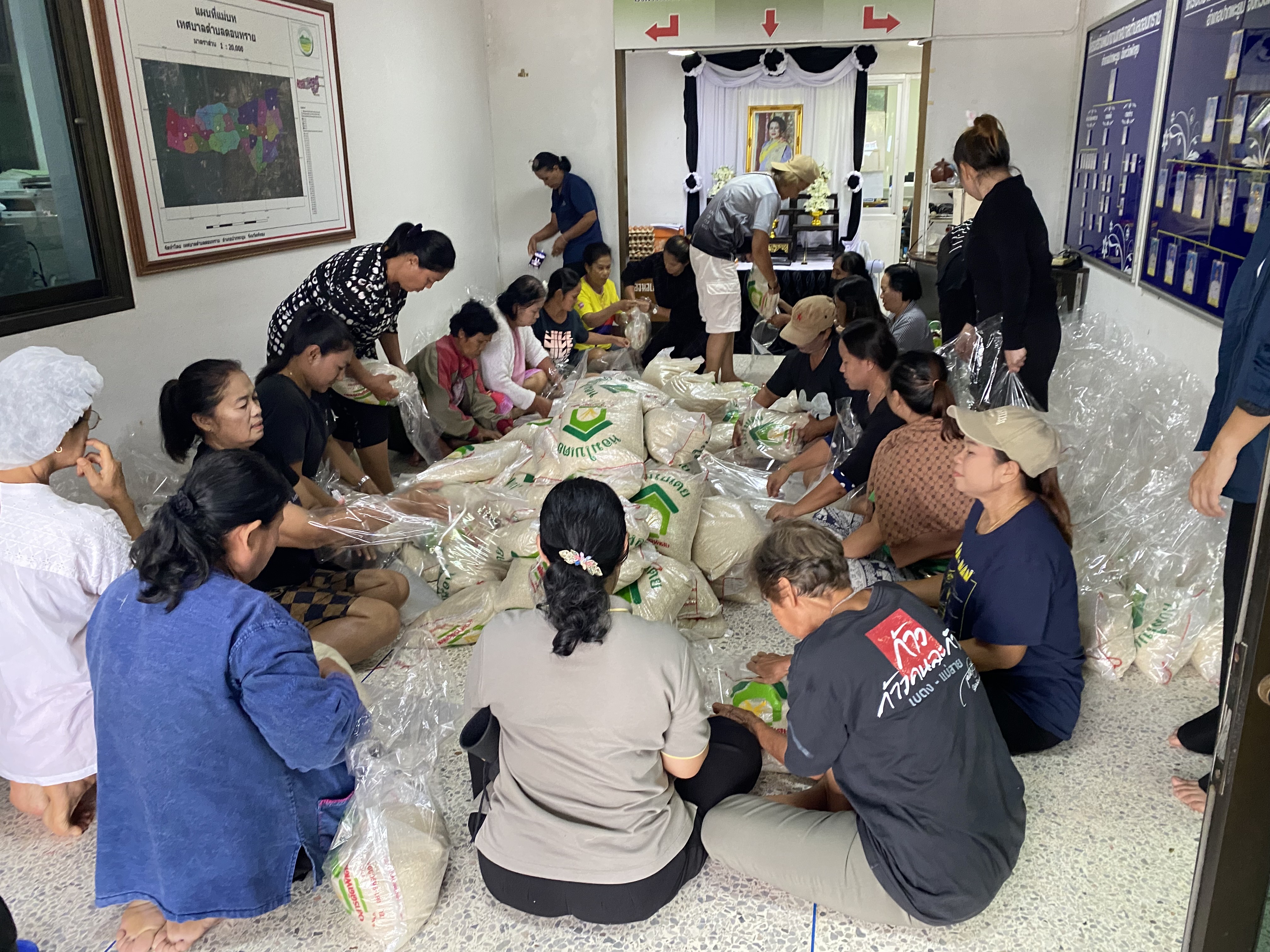กิจกรรมแพ็คของเพื่อทำการแจกถุงยังชีพให้แก่ประชาชนในตำบลดอนทราย