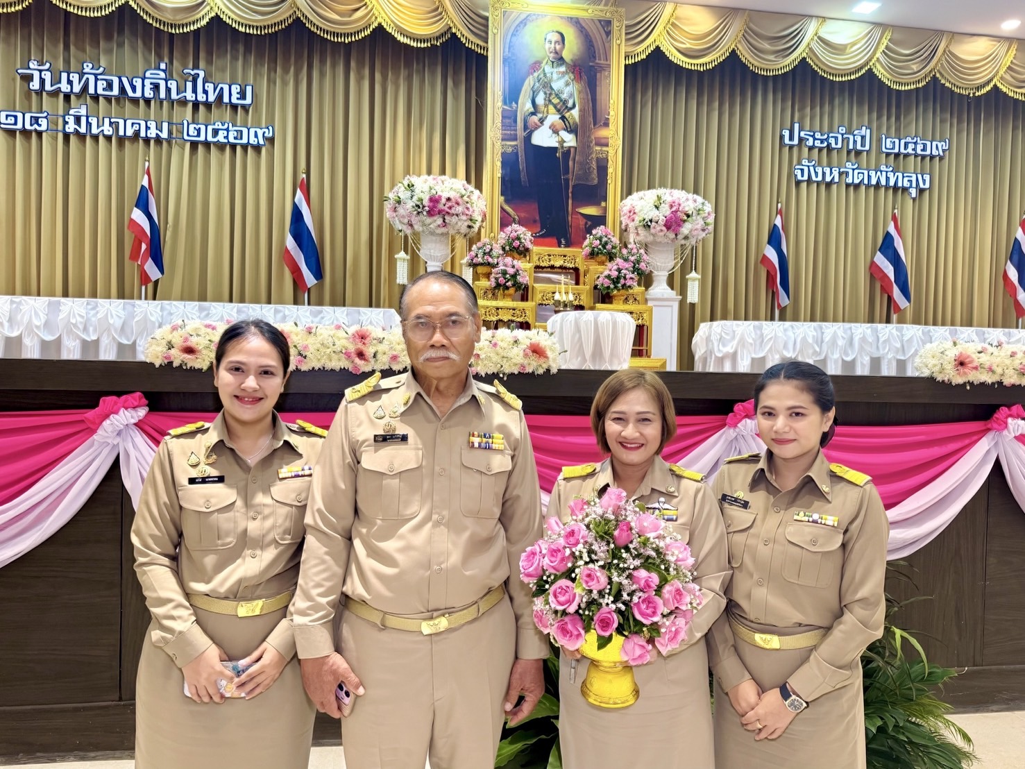 เข้าร่วมงาน #วันท้องถิ่นไทย วางพานพุ่มดอกไม้สดถวายราชสักการะ พระบาทสมเด็จพระจุลจอมเกล้าเจ้าอยู่หัว
